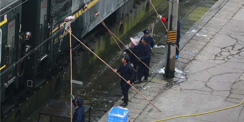 春運列車“洗澡工”：每天走14公里舉桿20萬次_fororder_當長途行駛後，回到整備庫後，重慶北運用車間的列車洗澡工們馬上列隊安排清洗任務，進行清洗作業。