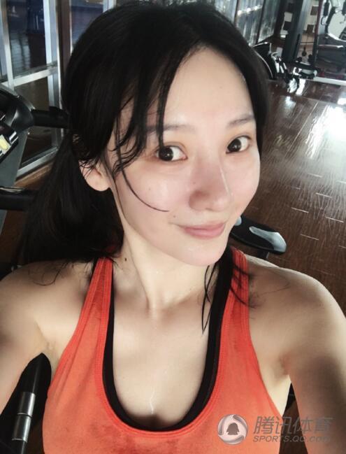 组图：柳岩变胖忙跑步 女神身材是练出来的！