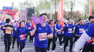 “光大银行杯”2023郑州龙湖半程马拉松鸣枪开跑