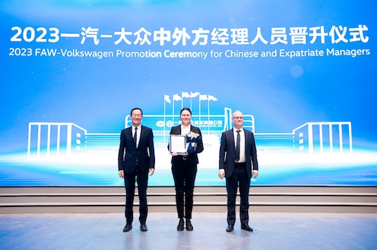 人才驱动 加速转型 一汽-大众举行2023年中外方经理人员晋升仪式_fororder_image003
