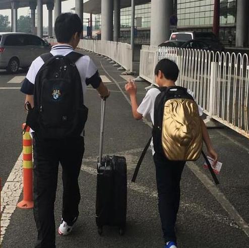 >>正文     8月24日,张艺谋妻子陈婷晒出一组送三个孩子上学的背影,并