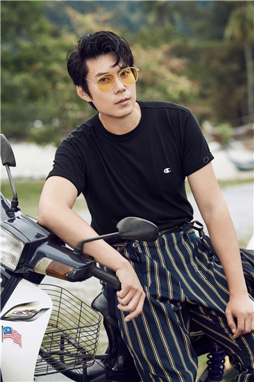 艾伦成熟魅力写真曝光 别具一格诠释时尚态度