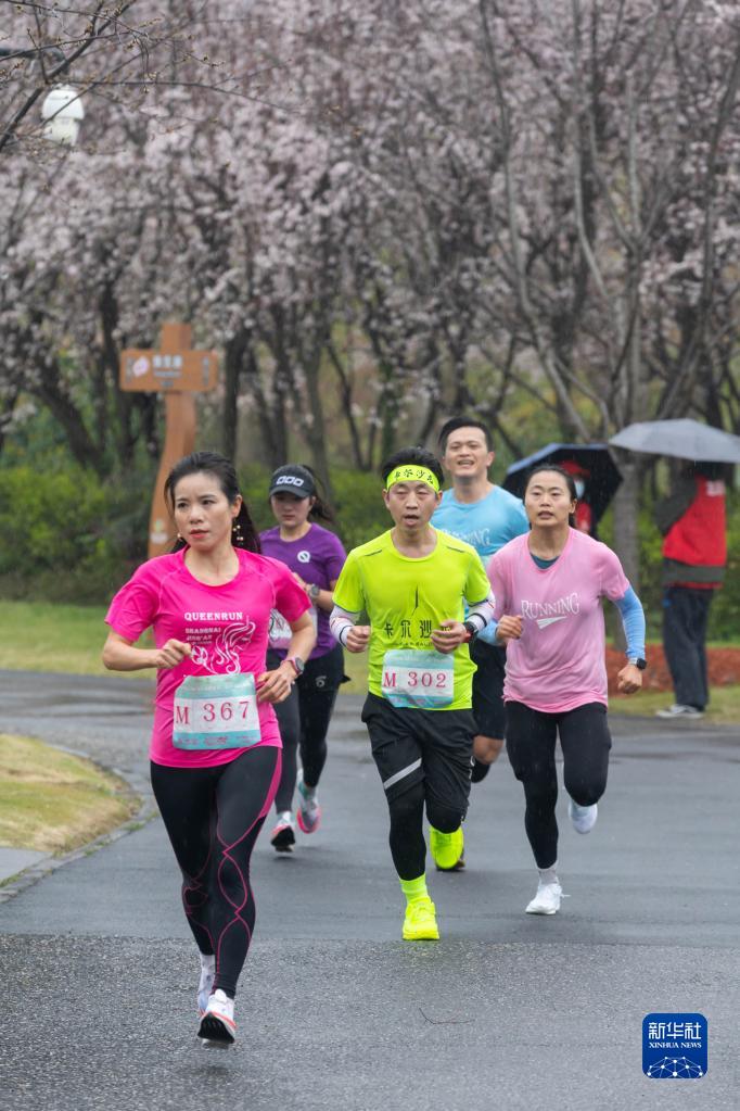 2023上海樱花节女子10公里精英赛开跑