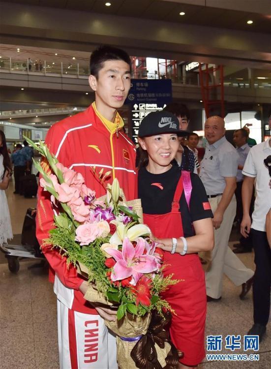 跆拳道队回国 金牌情侣赵帅郑姝音受热捧