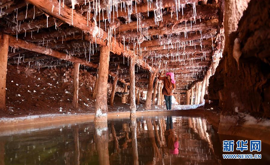 西藏芒康:“耕种”千年古盐田 西藏芒康:“耕种”千年古盐田
