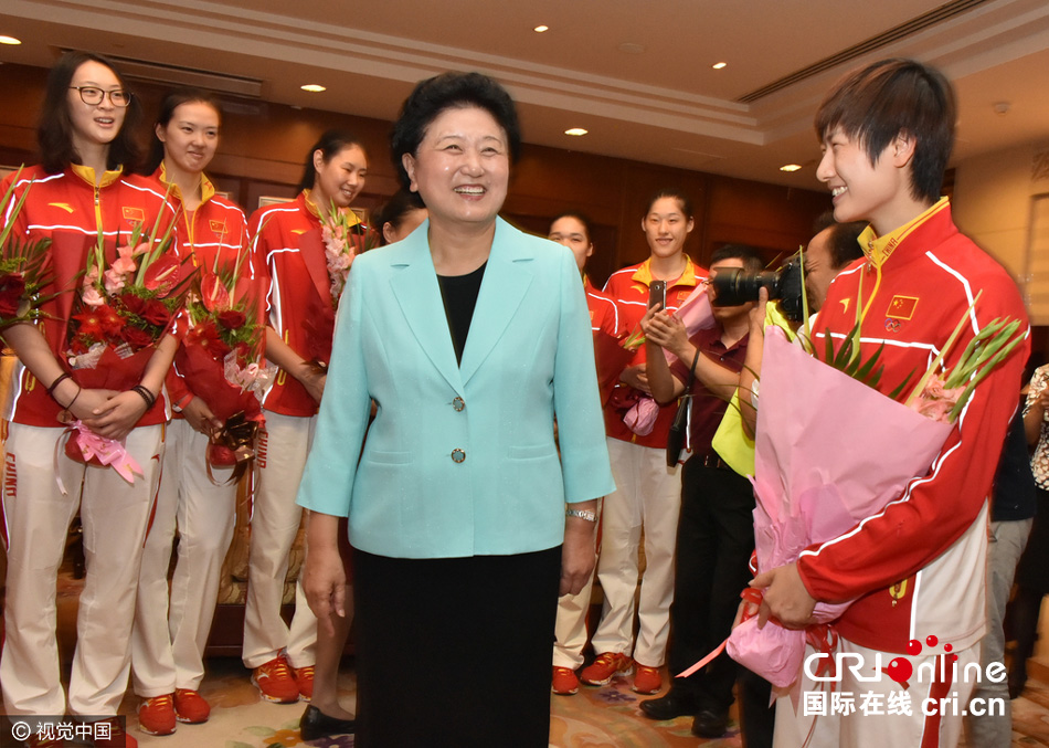 国务院副总理刘延东到机场迎接中国女排荣耀归国-国际在线