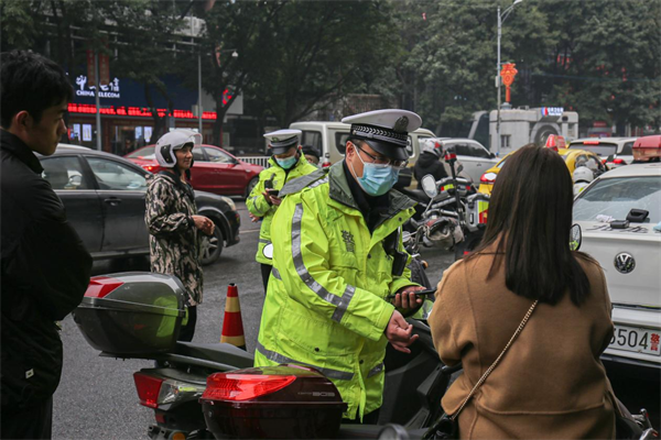 重庆市九龙坡区警方持续开展摩托车电动车违法整治_fororder_图片1