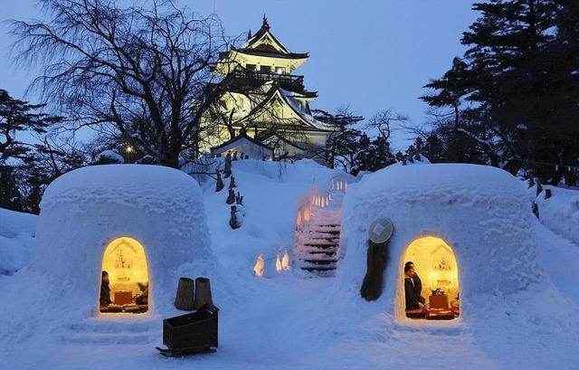 如果你不喜欢在冰屋过夜,日本的冰雪节很适合你,四百年