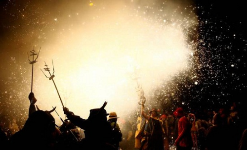 西班牙“奔火節”火花四射 民眾與“惡魔”狂歡