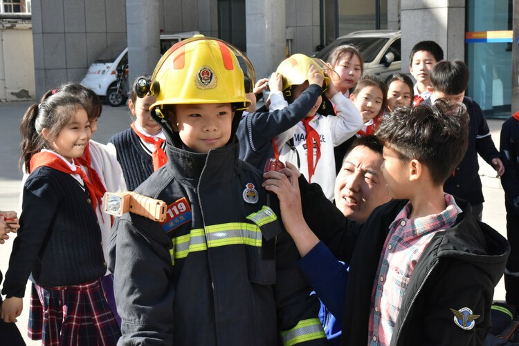 В районе Юйхуа города Шицзячжуан школьники с «нулевого расстояния» узнают о предупреждении и тушении пожаров_fororder_图片3