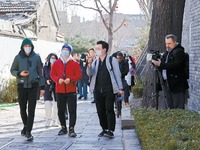 北京老城古韵新风打动中外记者_fororder_rBABDGP-peiAKrgsAAAAAAAAAAA969.686x457.640x427