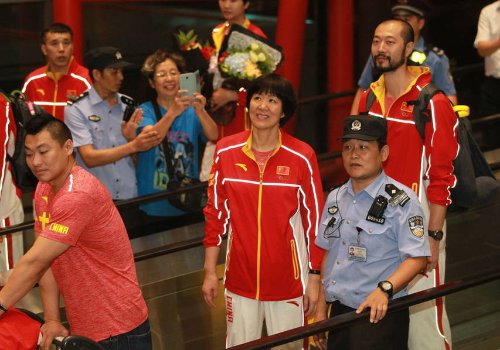 郎平获丈夫接机单独离开 球迷举牌：朱婷我还单身