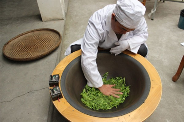 （张）自贡：传承古法手工制茶 让传统工艺开出灿烂之花_fororder_2手工制茶现场