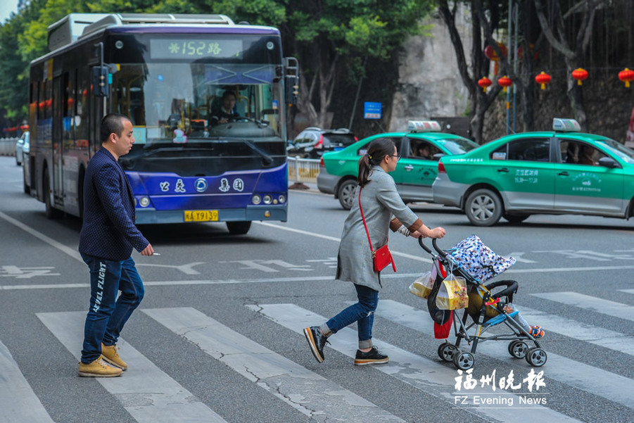 福州"车让人"渐成习惯 20秒过斑马线司机3次让行