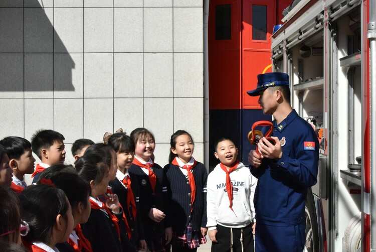 Shijiazhuang Yuhua District: Kids Learn about Fire Safety at Close Range_fororder_86