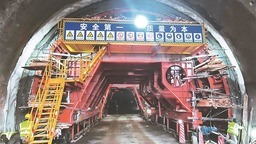 攻堅峰岩山 走進鶴伊高速建設現場