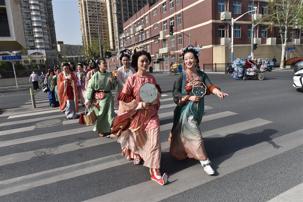 【文化旅游】上海社区“民星”穿着汉服游览苏州河水岸