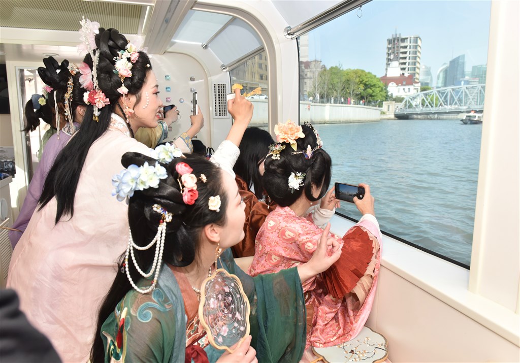 【文化旅游】上海社区“民星”穿着汉服游览苏州河水岸