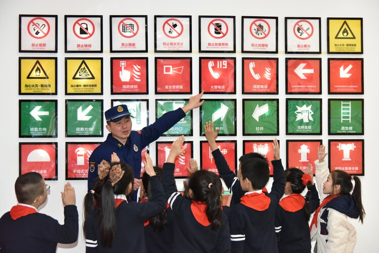 Shijiazhuang Yuhua District: Kids Learn about Fire Safety at Close Range_fororder_89