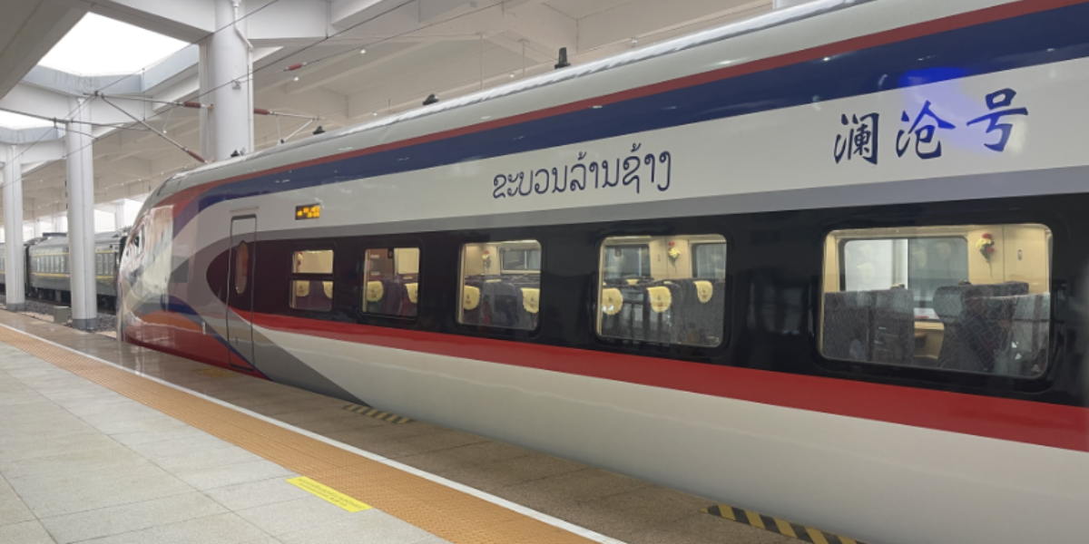 中老铁路老挝首趟国际旅客列车从万象发车
