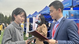 【热点新闻】上海市民办高校应届生联合招聘会举行 500家企业提供1.2万个就业岗位