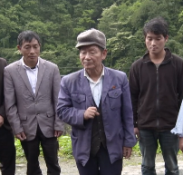 4分钟速览 | 大型文献专题片《我们走在大路上》第十八集《脱贫攻坚》