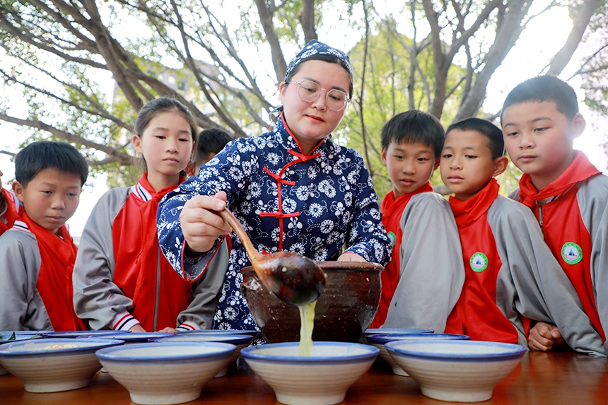 江西全南：“非遺”擂茶進校園