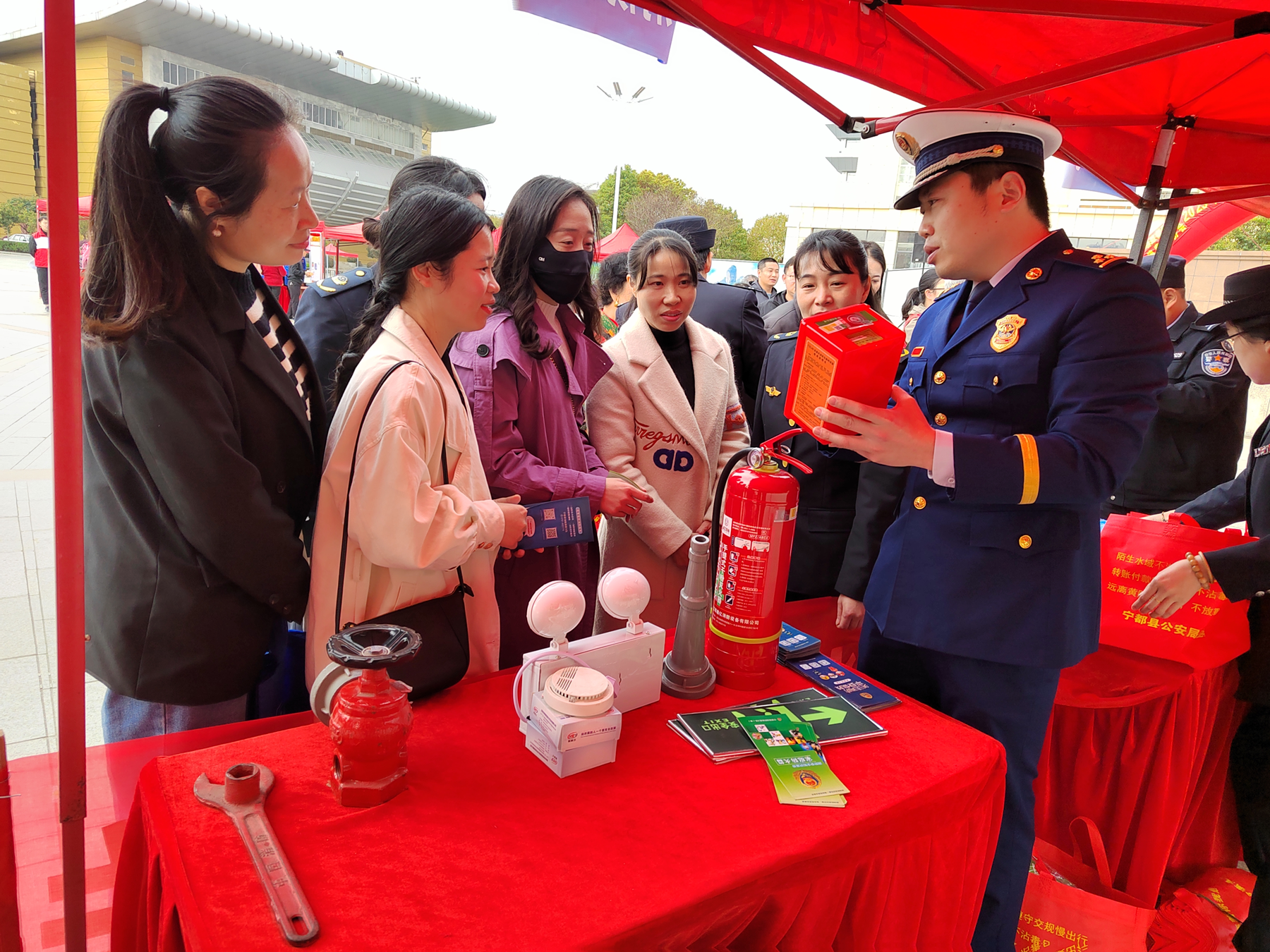 宁都县消防救援大队“摆摊设点”开展科普宣传_fororder_1