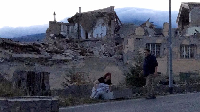 意大利地震已导致至少6人死亡 民众被困废墟中(图)