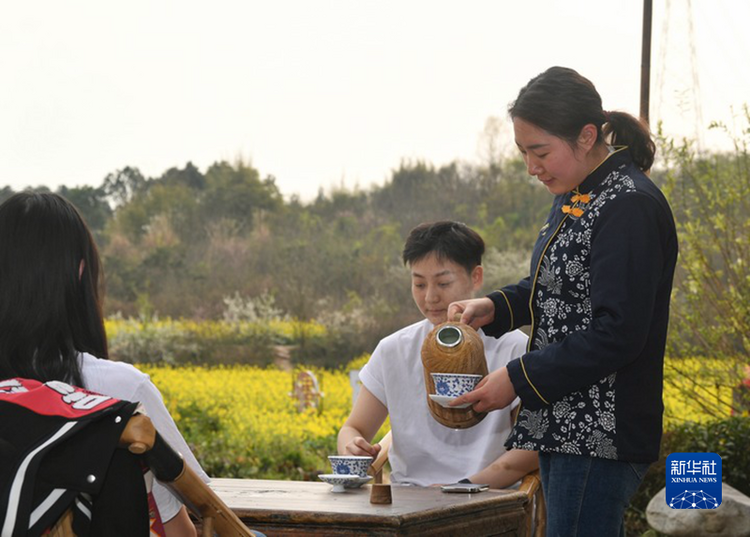 （轉載）油菜花田繞民居 春色如畫醉遊人