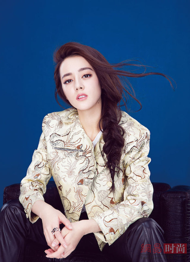 同是92年小花旦 古力娜扎和迪麗熱巴誰更美?