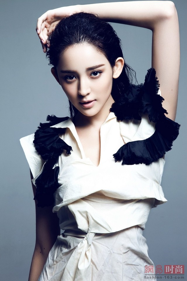 同是92年小花旦 古力娜扎和迪麗熱巴誰更美?