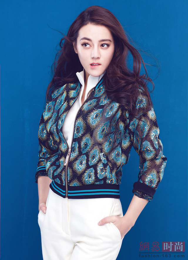 同是92年小花旦 古力娜扎和迪麗熱巴誰更美?