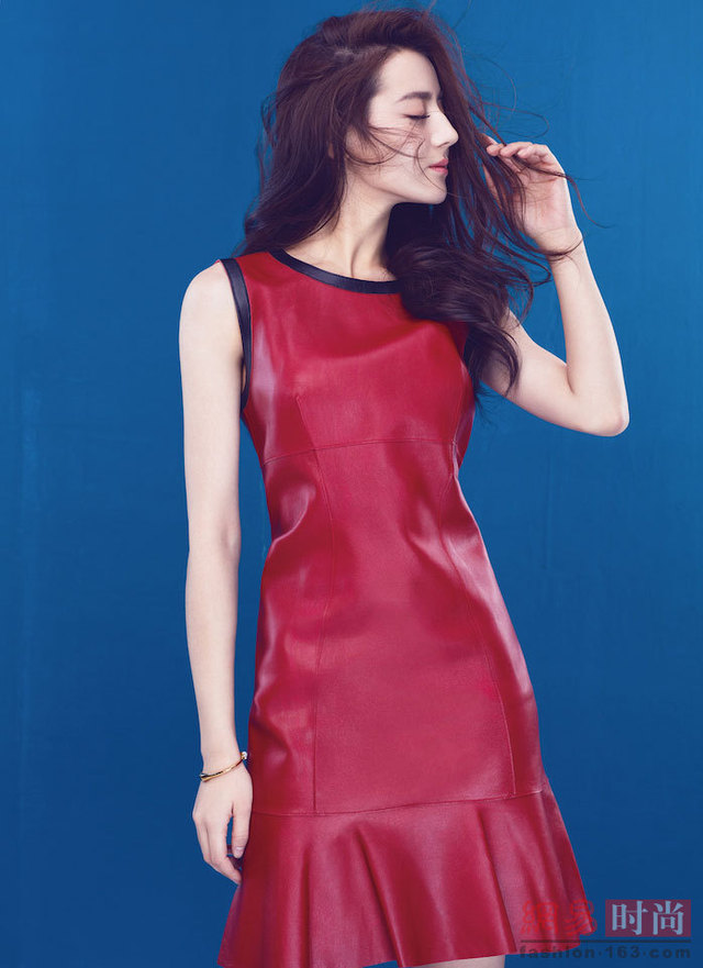 同是92年小花旦 古力娜扎和迪麗熱巴誰更美?