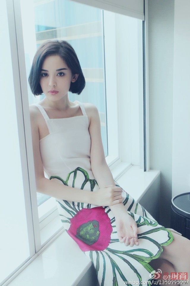 同是92年小花旦 古力娜扎和迪麗熱巴誰更美?