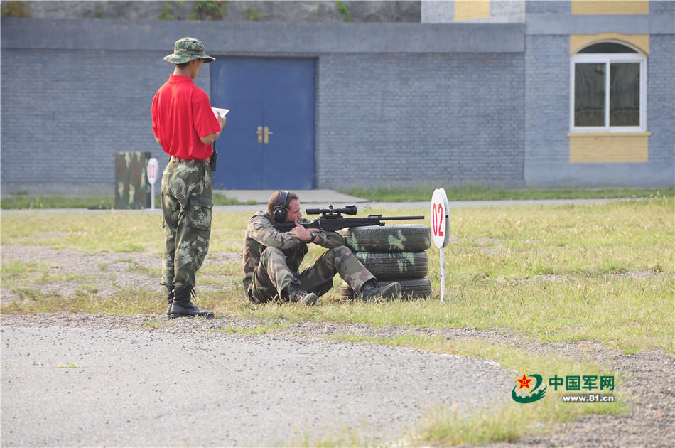"缩影"课目选手坐姿利用轮胎实施射击.