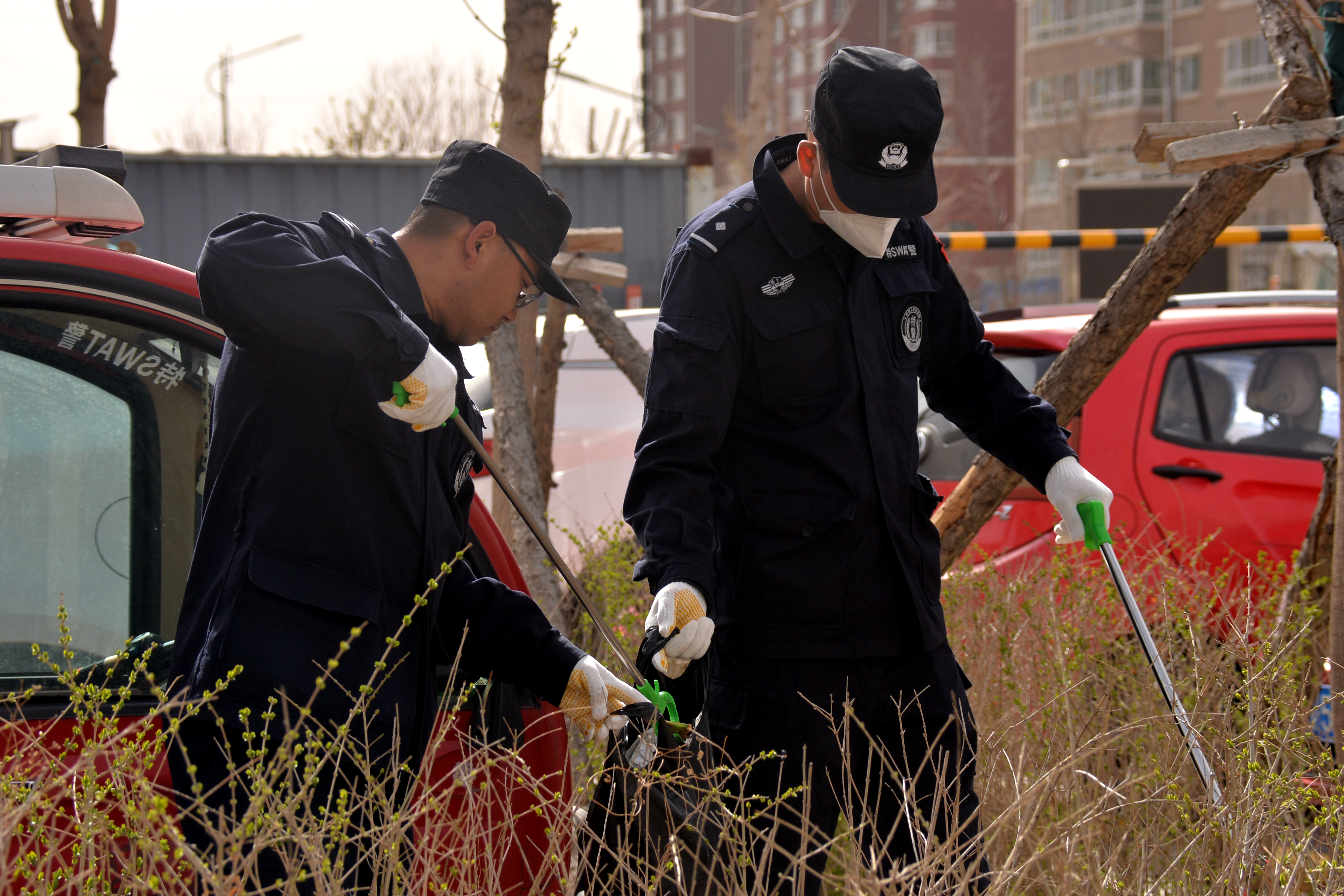 （原创）河北丰宁：“星期五文明实践”志愿服务暨“双争”活动启动_fororder_图4 志愿者开展志愿服务活动 曹丽颖摄