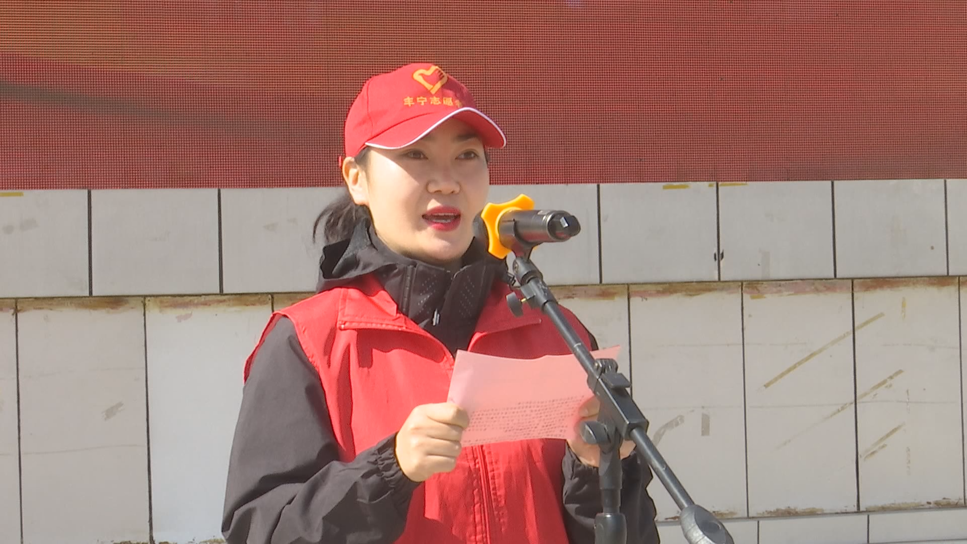 （原创）河北丰宁：“星期五文明实践”志愿服务暨“双争”活动启动_fororder_图2 市民青年志愿者倡议 曹丽颖摄