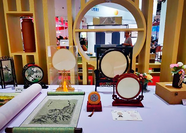 （张）自贡贡井区：新型无人机和龚扇成为第三届消博会四川馆焦点_fororder_龚扇展台