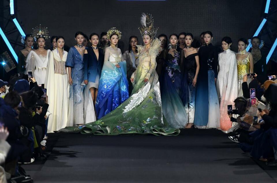 青岛：回澜阁前展华服_fororder_6