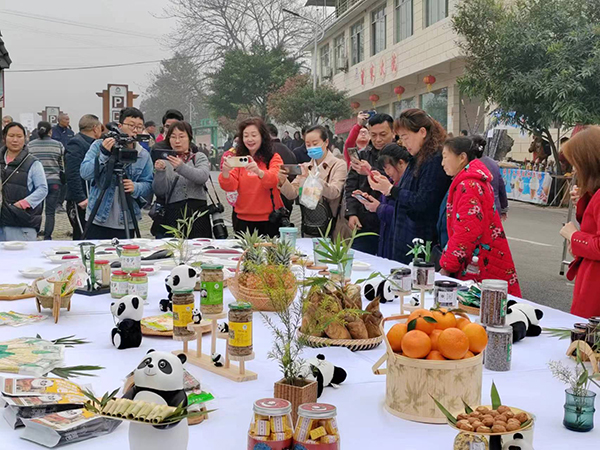 （张）宜宾： 2023四川花卉（果类）生态旅游节子活动暨长宁县第二十二届梨花节在佛来山景区开幕_fororder_长宁美食展示-摄影-宋成均