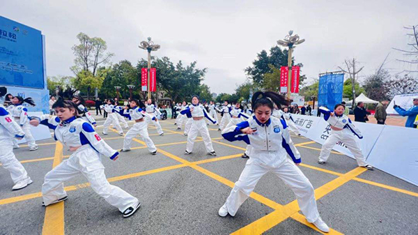 眉山“东马”鸣枪开跑 赛道旁边精彩不停_fororder_赛道旁边的精彩表演-供图-眉山东坡区委宣传部（4）