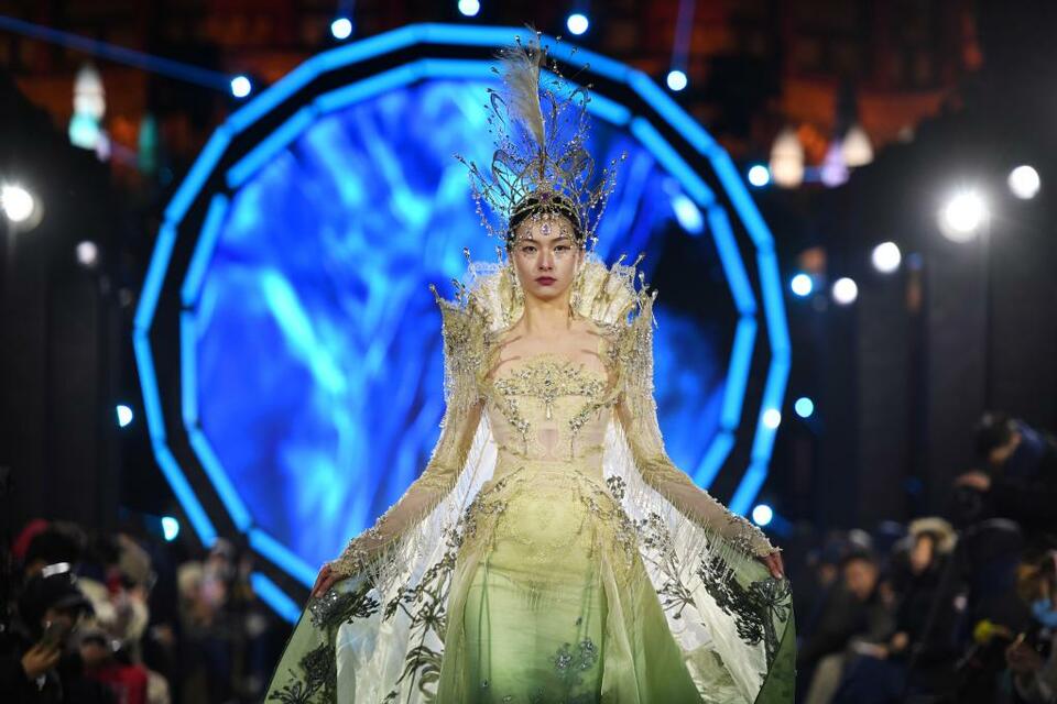 青岛：回澜阁前展华服_fororder_4