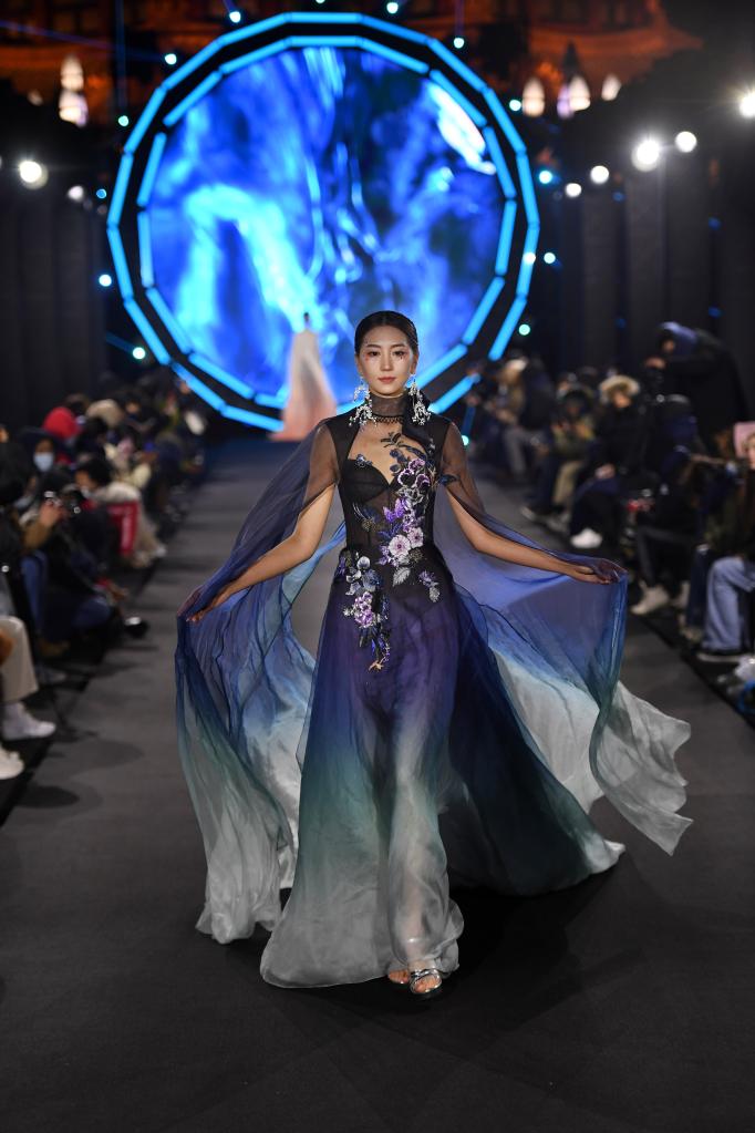 青岛：回澜阁前展华服_fororder_2