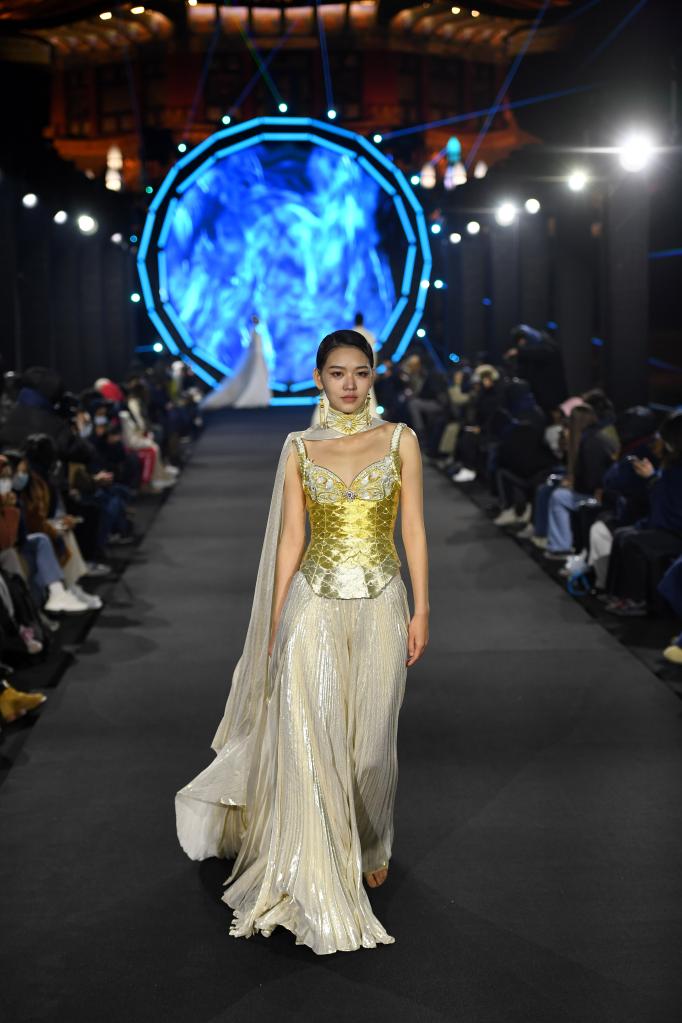 青岛：回澜阁前展华服_fororder_5