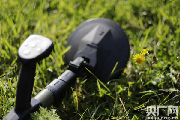 图为扫雷官兵所使用的探雷器.(央广网记者 张凯航 摄)