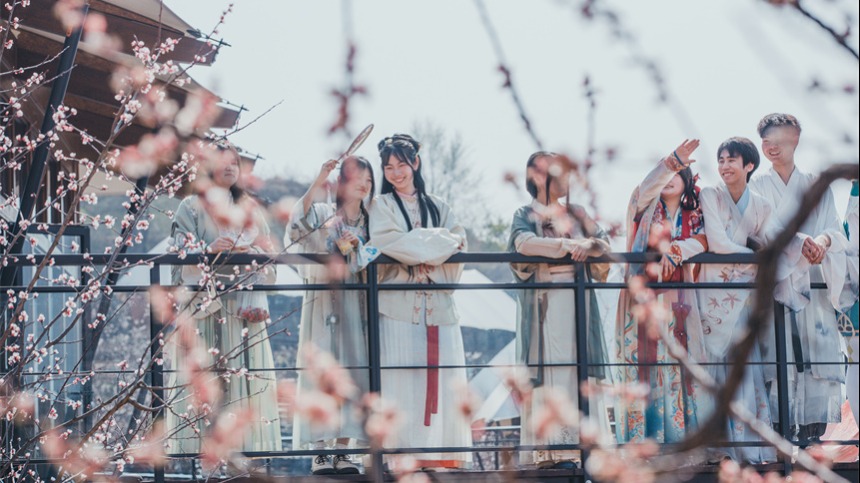 湖北丹江口：春滿水都 與花共舞