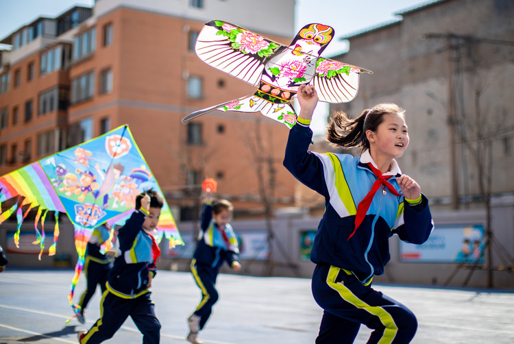 呼和浩特：学民俗 迎春分_fororder_2——2023年3月20日，内蒙古呼和浩特市玉泉区恒昌店巷小学学生在放飞风筝。20230320-A01I5944