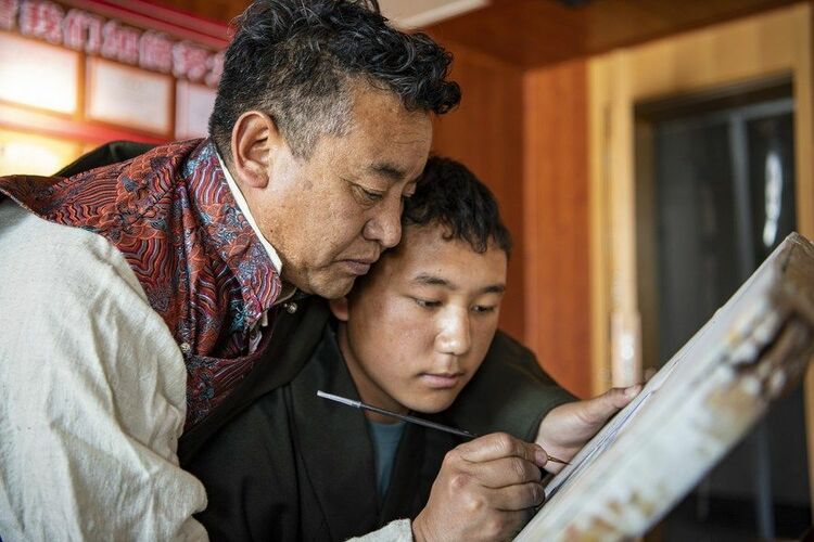 西藏日喀则：唐卡绘就五彩前程