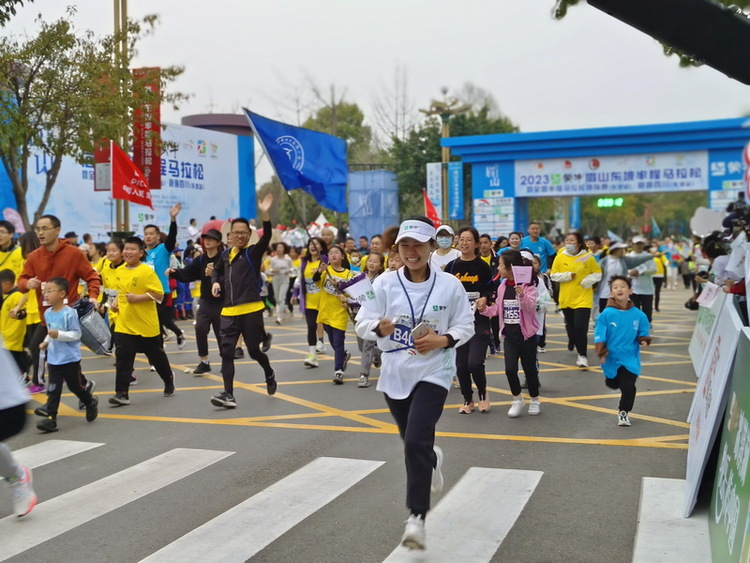 Se celebró el medio maratón 2023 en el distrito de Dongpo, ciudad de Meishan, provincia de Sichuan_fororder_图片2